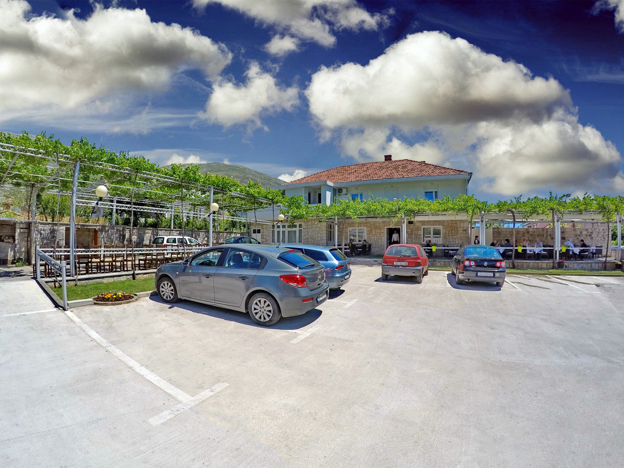 Restoran Tarana Vinogradi Trebinje foto 1 (1)